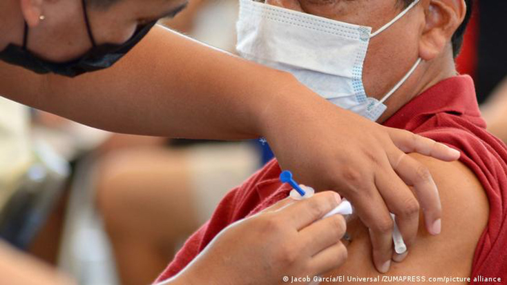 Tiêm vaccine công nghệ mRNA phòng COVID-19 tại Mỹ. Ảnh: DW