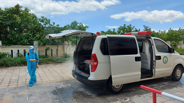Cán bộ y tế thực hiện khử khuẩn phương tiện vận chuyển bệnh nhân Covid-19