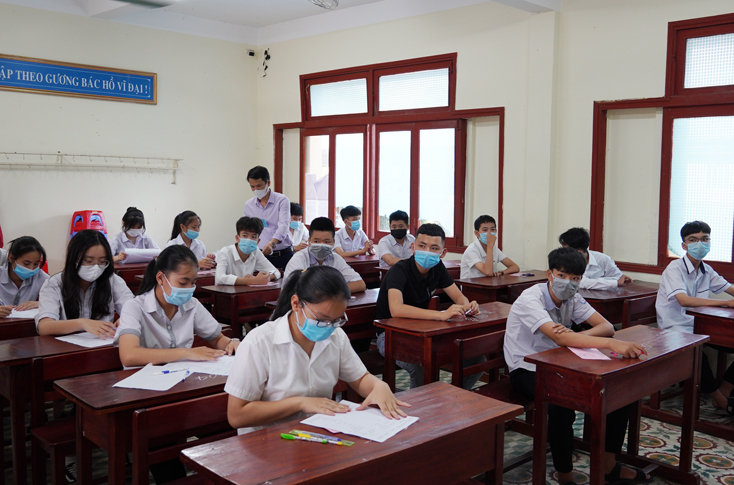 Thí sinh tham gia kỳ thi tuyển sinh vào lớp 10 THPT năm học 2021-2022 tại điểm thi Trường THPT Đào Duy Từ.