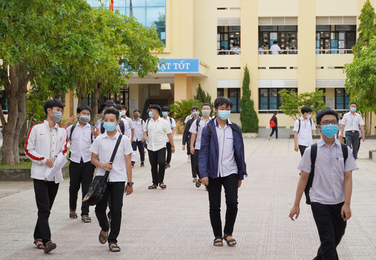 Thí sinh tại điểm thi Trường THPT chuyên Võ Nguyên Giáp.