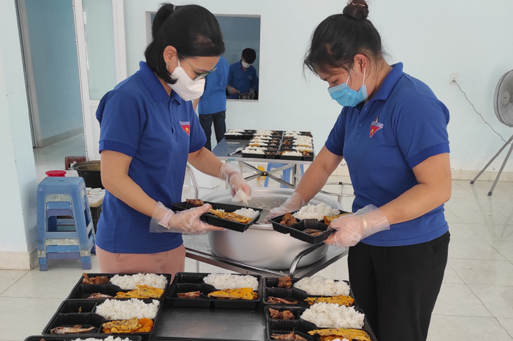 Trước đó, Đoàn khối Các cơ quan tỉnh đã huy động ĐVTN hỗ trợ chuẩn bị bữa ăn cho các khu cách ly tập trung trên địa bàn Đồng Hới.