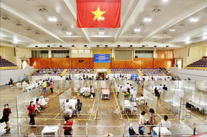  Điểm tiêm chủng vaccine phòng COVID-19 Nhà thi đấu Trịnh Hoài Đức (Hà Nội). Ảnh: TTXVN.
