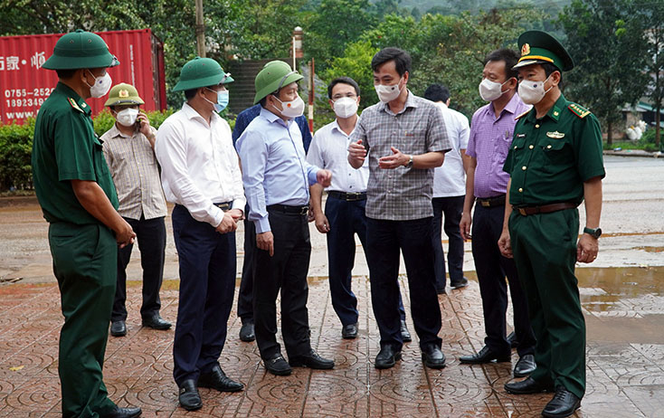 Đồng chí Bí thư Tỉnh ủy Vũ Đại Thắng và đoàn công tác kiểm tra các khu vực phong tỏa do dịch bệnh Covid-19 tại Cha Lo.