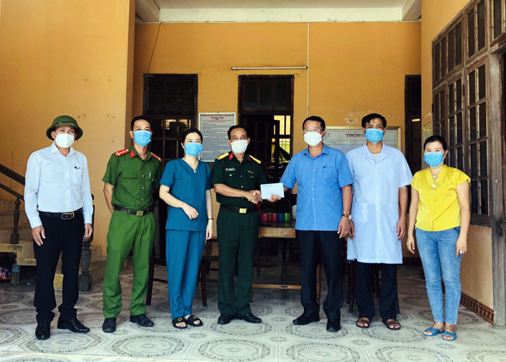 Lãnh đạo huyện Bố Trạch kiểm tra, tặng quà động viên đội ngũ cán bộ làm nhiệm vụ tại các KCL trên địa bàn huyện.
