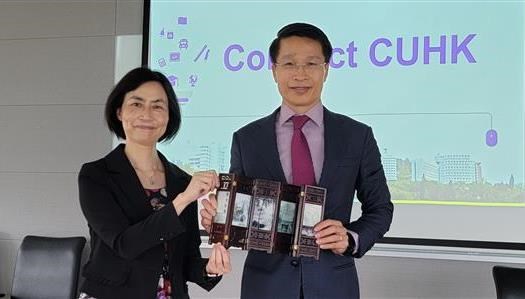 Tổng Lãnh sự Việt Nam tại Hong Kong Phạm Bình Đàm (phải) và Giáo sư Suk-Ying Wong, Trợ lý Phó Hiệu trưởng - Giám đốc Phòng Tuyển dụng và Hỗ trợ Tài chính của CUHK tại buổi làm việc ngày 6-8-2021. (Ảnh: Lê Anh/TTXVN)