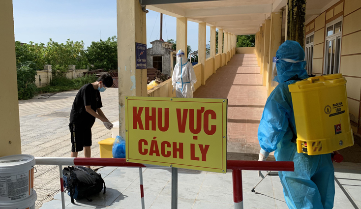 Bệnh nhân H.Q.Kh được đưa về Bệnh viện dã chiến tỉnh để cách ly điều trị ngay trong sáng 10-8.