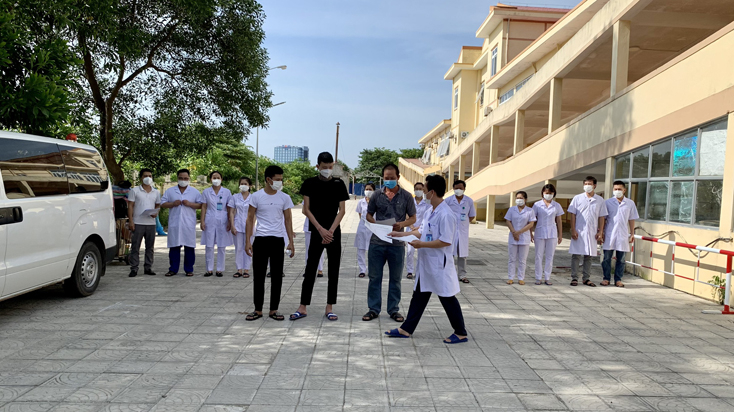 Đại diện lãnh đạo Bệnh viện dã chiến trao giấy ra viện và quyết định hết thời gian cách ly điều trị cho 3 bệnh nhân.