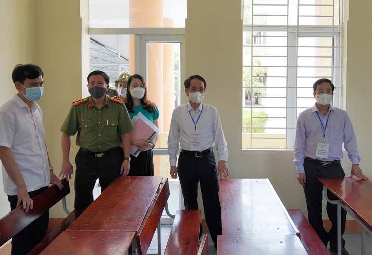 Đồng chí Phó Chủ tịch UBND tỉnh Phan Mạnh Hùng kiểm tra công tác chuẩn bị cho kỳ thi ở các điểm thi.