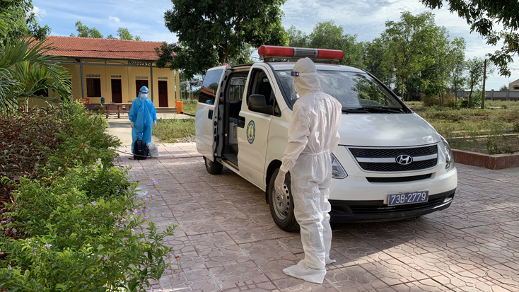 CDC Quảng Bình đón bệnh nhân tại khu cách ly tập trung huyện Quảng Ninh.