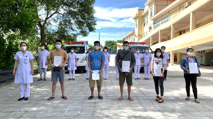 Đại diện Khu vực điều trị bệnh nhân Covid-19 Bệnh viện Y dược cổ truyền tỉnh trao giấy ra viện cho các bệnh nhân khỏi bệnh sáng 12-8.