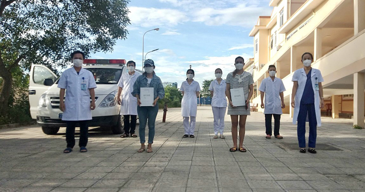 Đại diện Khu vực điều trị bệnh nhân Covid-19 Bệnh viện Y dược cổ truyền tỉnh trao giấy ra viện cho các bệnh nhân khỏi bệnh sáng 14-8.