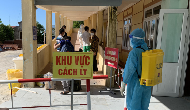 CDC Quảng Bình chuyển bệnh nhân về cách ly điều trị tại Cơ sở  điều trị bệnh nhân Covid-19 Bệnh viện Y dược cổ truyền tỉnh sáng 18-8.