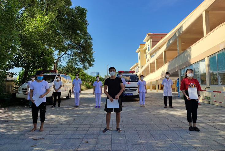 Đại diện Cơ sở điều trị bệnh nhân Covid-19 Bệnh viện Y dược cổ truyền tỉnh trao giấy ra viện cho 3 bệnh nhân khỏi bệnh sáng 18-8.