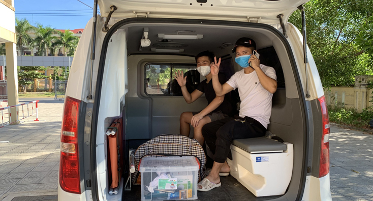 Bệnh nhân ra viện được Cơ sở điều trị bệnh nhân Covid-19 Bệnh viện Y dược cổ truyền tỉnh tạo điều kiện bố trí phương tiện để trở về địa phương.