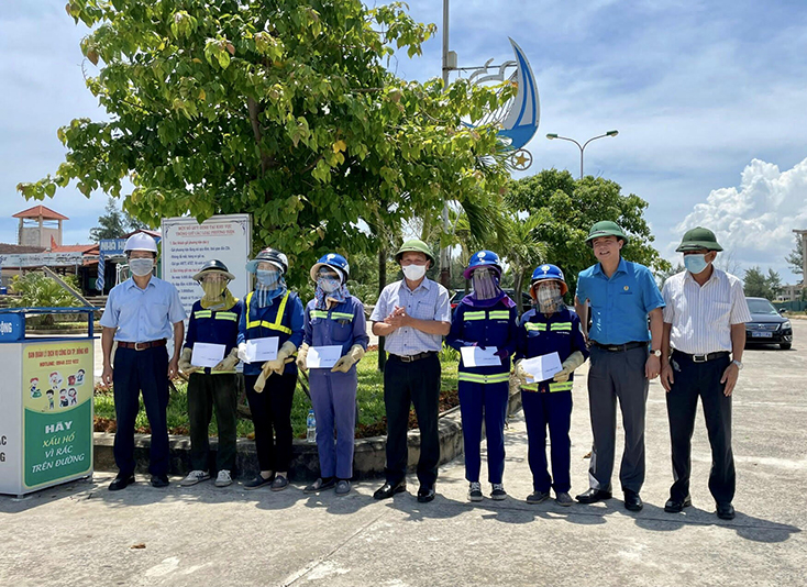 Đồng chí Phó Bí thư Thường trực Tỉnh ủy tặng quà cho người lao động có hoàn cảnh khó khăn của công ty.