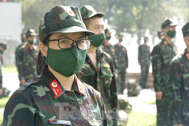 Một trong nhiều nữ bác sĩ quân y vào Nam chống dịch trong sáng nay.