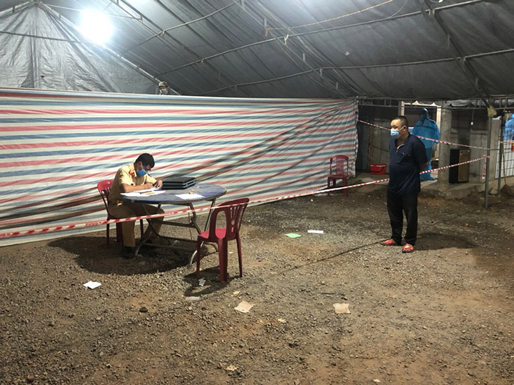 Lực lượng chức năng lập biên bản tài xế khách vi phạm các quy định về phòng chống dịch Covid-19