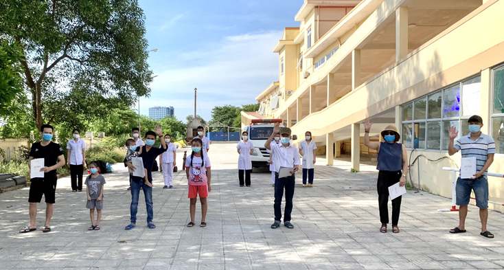8 bệnh nhân được điều trị khỏi bệnh và xuất viện sáng 22-8 tại Cơ sở điều trị bệnh nhân Covid-19 Bệnh viện Y dược cổ truyền tỉnh.