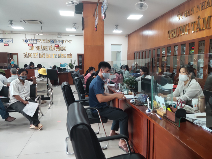 Trung tâm một cửa liên thông T.P Đồng Hới được trang bị hiện đại.