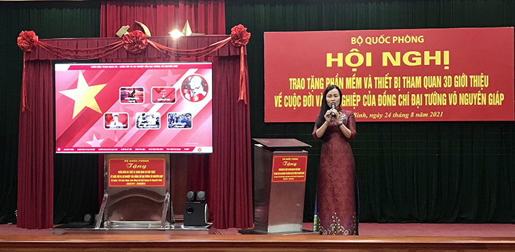Các đại biểu dự hội nghị nghe giới thiệu và tham quan phần mềm, thiết bị 3D.