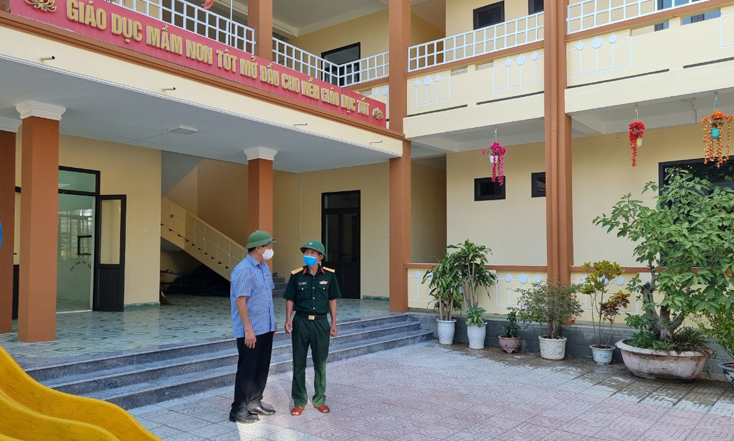 Lãnh đạo huyện Bố Trạch kiểm tra rà soát để bổ sung cơ sở vật chất tai 2 KCLTT mới.