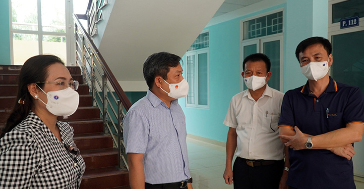 Đồng chí Bí thư Tỉnh ủy Vũ Đại Thắng kiểm tra công tác chuẩn bị tại điểm điều trị Covid-19 Trường cao đẳng Luật miền Trung.