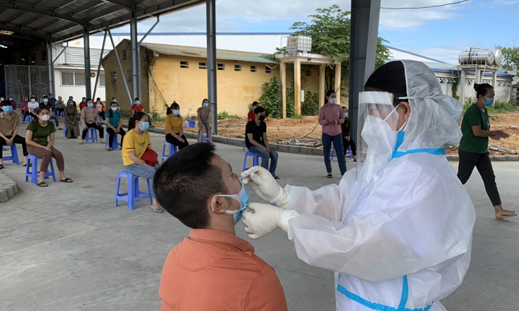 CDC Quảng Bình lấy mẫu xét nghiệm RT-PCR diện rộng cho công nhân Xí nghiệp may Hà Quảng. 