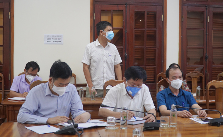 Đại diện Cơ sở điều trị Covid-19 Trường cao đẳng Luật miền Trung trao đổi về công tác thu dung điều trị F0.