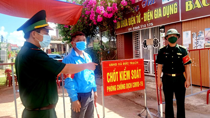 Tại Chốt Kiểm soát phòng, chống dịch Covid-19 xã Đức Trạch, cán bộ Đồn Biên phòng Lý Hòa và các lực lượng phối hợp kiểm soát chặt chẽ, nghiêm ngặt.
