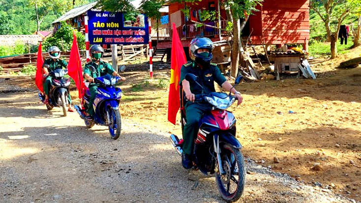 Cán bộ chiến sỹ Đồn Biên phòng Cà Roòng tổ chức tuyên truyền bằng  