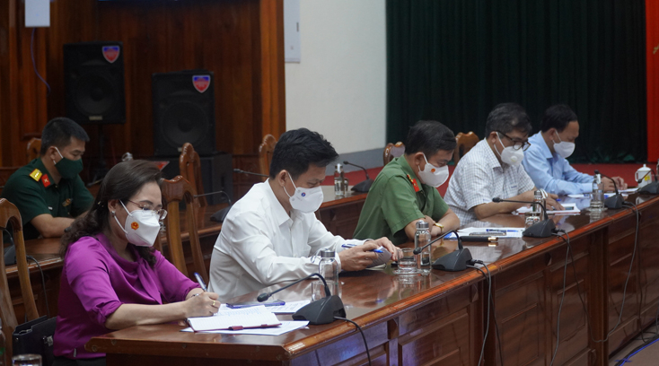 Các đồng chí trong Ban Thường vụ Tỉnh ủy tham dự hội nghị.