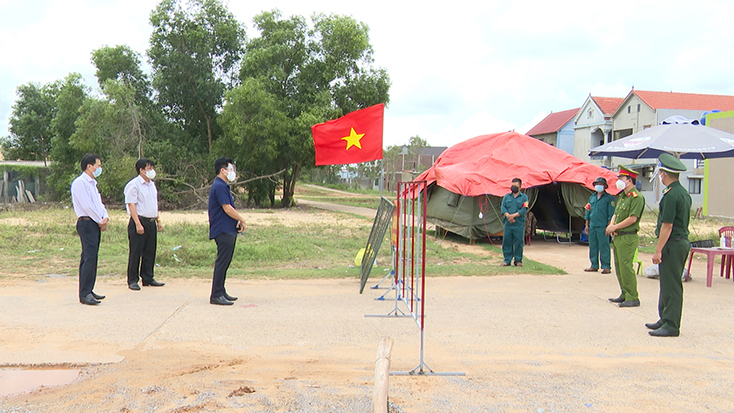 Đồng chí Trưởng ban Dân vận Tỉnh ủy động viên cán bộ, chiến sỹ đang làm nhiệm vụ tại chốt kiểm soát dịch Covid-19 xã Đức Trạch.