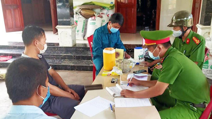 Lực lượng Công an huyện Bố Trạch tăng cường kiểm tra các địa bàn “điểm nóng” dịch bệnh.