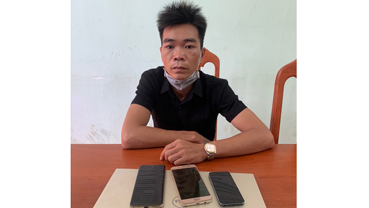 Đối tượng Cao Xuân Hành và tang vật bị thu giữ.