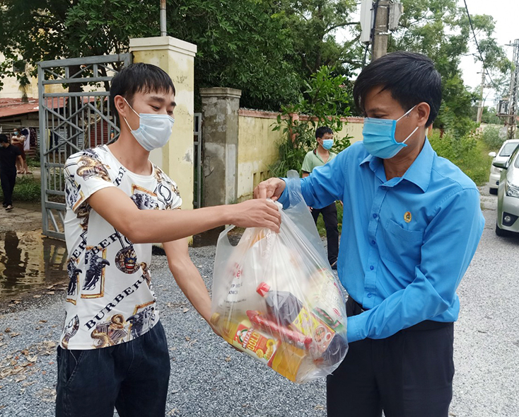  Đại diện lãnh đạo LĐLĐ tỉnh trao hỗ trợ lương thực cho các công nhân, lao động tại các khu nhà trọ trên TP. Đồng Hới.