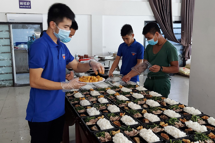 Cán bộ, công chức trẻ Khối Các cơ quan tỉnh hỗ trợ tại bếp ăn tập trung.
