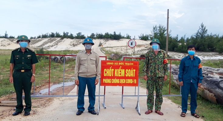 Tăng cường trực chốt kiểm soát tại một số địa phương trên địa bàn huyện.