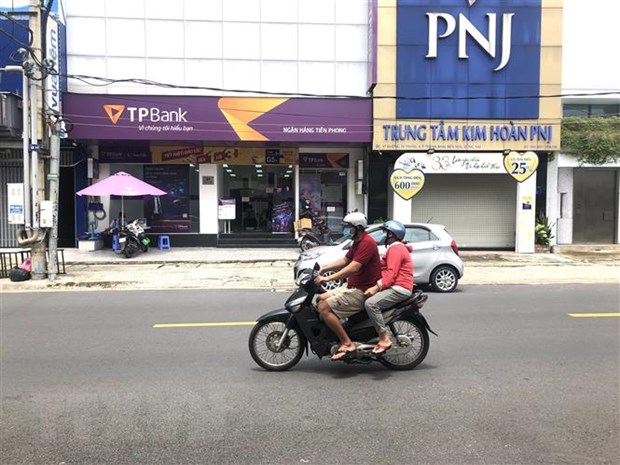  Người dân di chuyển giữa các vùng trong lộ trình trở lại trạng thái bình thường mới ở đường 30/4, phường Quyết Thắng, thành phố Biên Hòa, tỉnh Đồng Nai. (Ảnh: TTXVN)