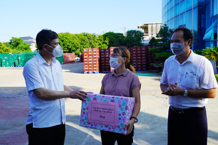Đồng chí Chủ tịch UBND tỉnh Trần Thắng tặng quà động viên cán bộ, người lao động Công ty CP bia Hà Nội-Quảng Bình.