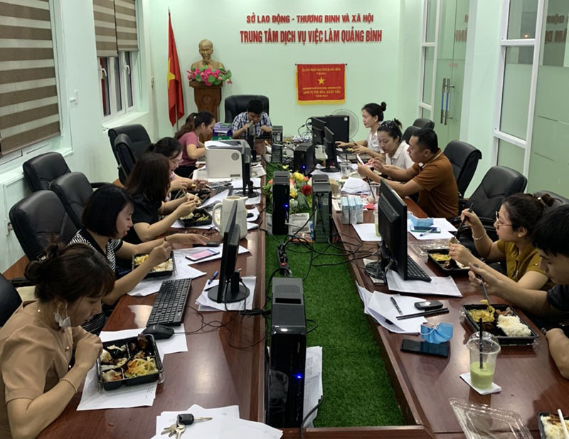Cán bộ, nhân viên Sở Lao động - Thương binh và Xã hội làm việc cả ngày nghỉ để cập nhật thông tin bà con đăng ký về quê.