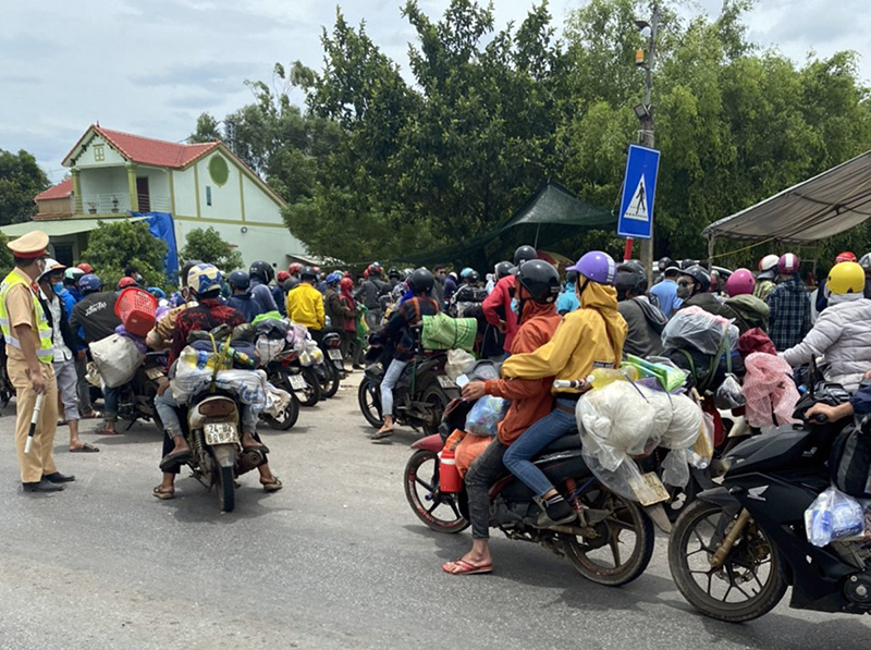 Những dòng người về quê qua chốt kiểm soát Covid-19 xã Sen Thủy.