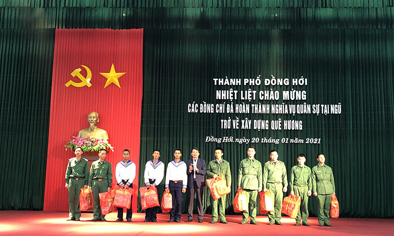 Lãnh đạo TP. Đồng Hới tặng quà các quân nhân hoàn thành NVQS trở về địa phương.
