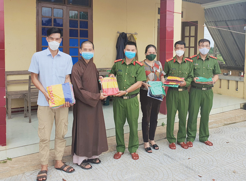 Đại đức Thích Thiện Bình trao quà động viên lực lượng tuyến đầu phòng, chống dịch Covid-19 ở xã An Ninh.
