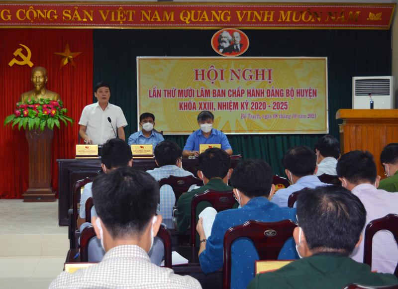 Đồng chí Nguyễn Ngọc Tuấn, Chủ tịch UBND huyện Bố Trạch điều hành phiên thảo luận tại hội nghị.