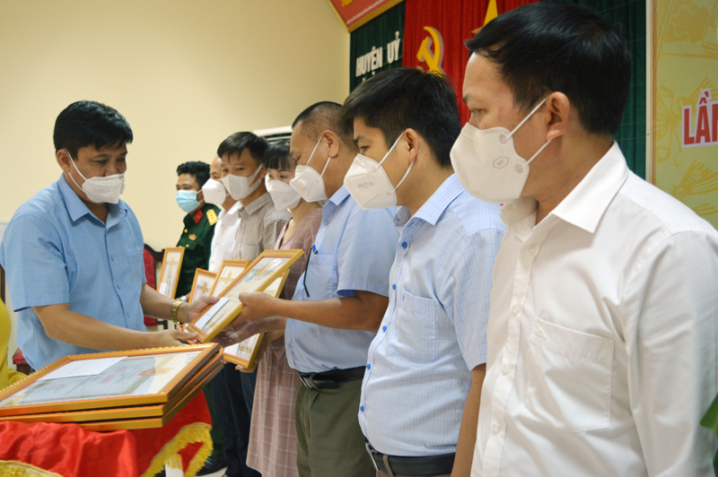 Đồng chí Bí thư Huyện ủy Bố Trạch Lê Công Toán trao giấy khen tặng các tập thể đạt thành tích xuất sắc trong công tác phòng chống dịch bệnh Covid-19.