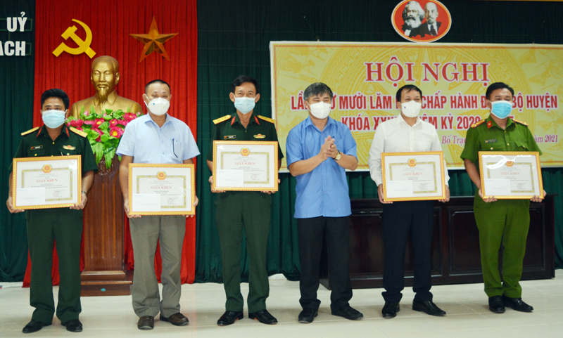 Đồng chí Phó Bí thư Thường trực Huyện ủy Bố Trạch Trần Văn Thăng trao giấy khen tặng các cá nhân đạt thành tích xuất sắc trong công tác phòng chống dịch bệnh Covid-19.