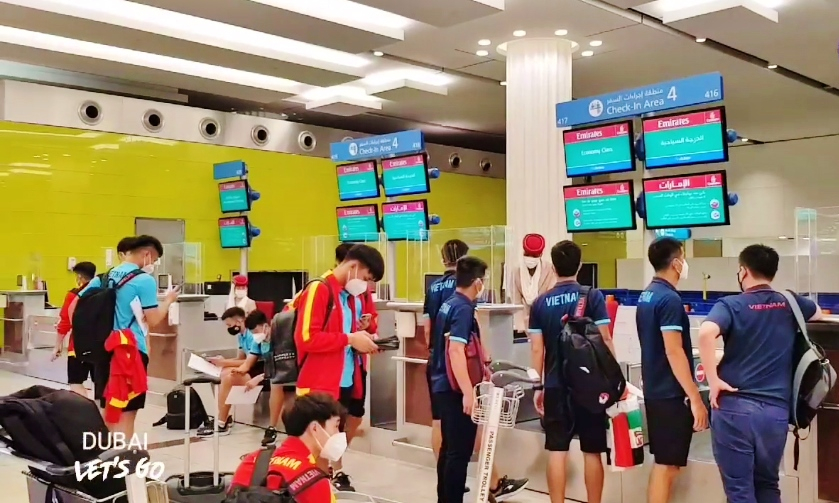 Các thành viên đội tuyển Việt Nam làm thủ tục tại sân bay. Ảnh: VFF