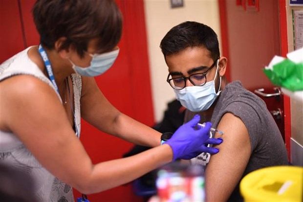 Nhân viên y tế tiêm vaccine ngừa COVID-19 cho người dân tại London (Anh), ngày 5-6-2021. (Ảnh: AFP/TTXVN)