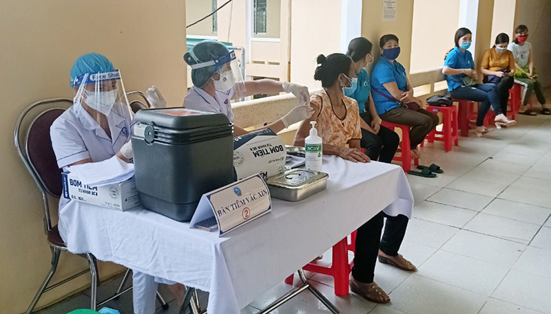 Bố Trạch tiếp tục triển khai tiêm vắc-xin phòng Covid-19 cho đối tượng ưu tiên trên địa bàn.