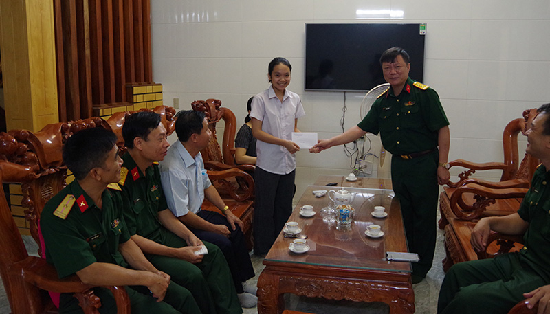  Tặng quà cho cháu Phạm Trà My, con liệt sỹ Phạm Hữu Huyên